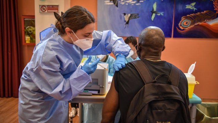Vaccini agli stranieri senza documenti, il caso in consiglio regionale
