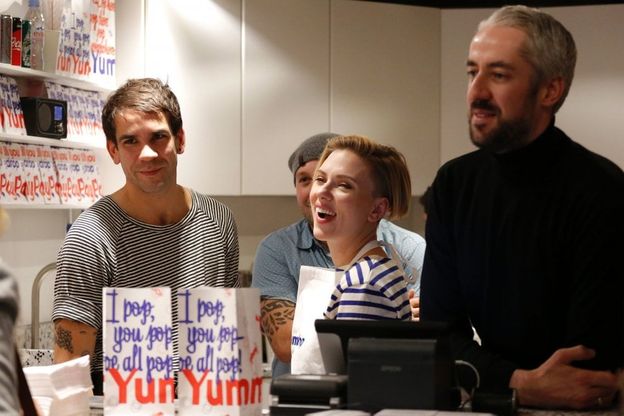 Parigi, Scarlett Johansson e il marito aprono un negozio di popcorn gourmet