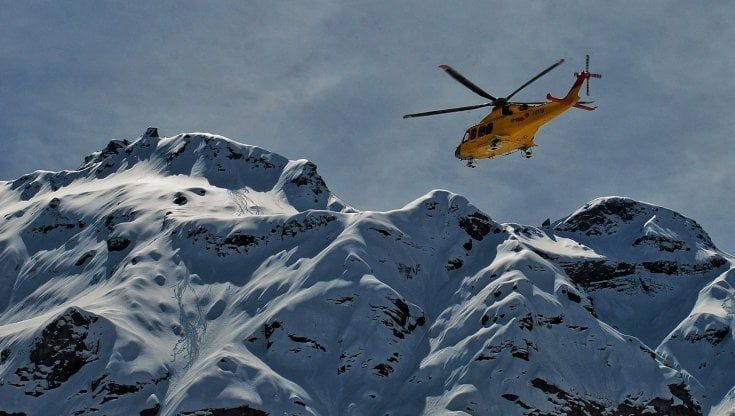 Valanga travolge aspiranti guide alpine in Valle d'Aosta: tre dispersi, ricerche sospese