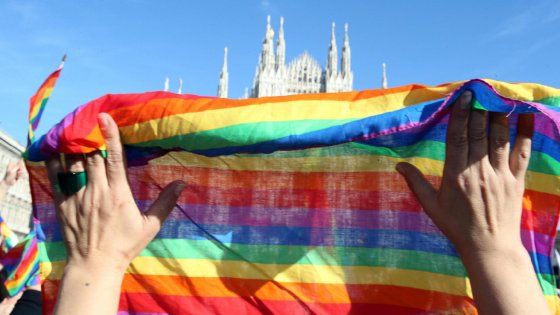 Unioni civili, scoppia la rivolta del mondo gay: "La politica svende i nostri figli"
