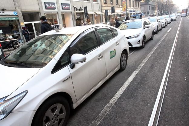 Milano, i tassisti in corteo da Linate contro Uber
