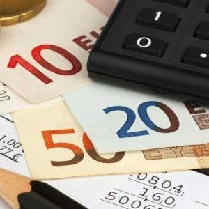 Addio tariffe 28 giorni, che succede ora: allo studio rimborso da 10 euro a linea