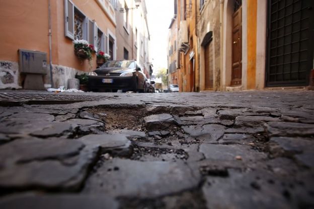 I sampietrini di Trastevere. Uno spettacolo degradante