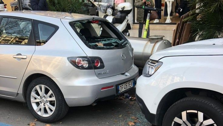 Palermo, vola una caldaia in via Libertà: colpita un'auto, sfiorato un passante