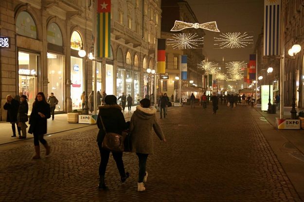 Milano, anche via Dante è pronta per Natale: si accendono le luminarie