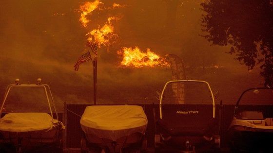 Stati Uniti, incendi e temperature record: la California dichiara lo stato d'emergenza