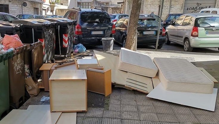 Bari, il marciapiede a San Pasquale invaso da mobili e materassi abbandonati: "Vergogna"