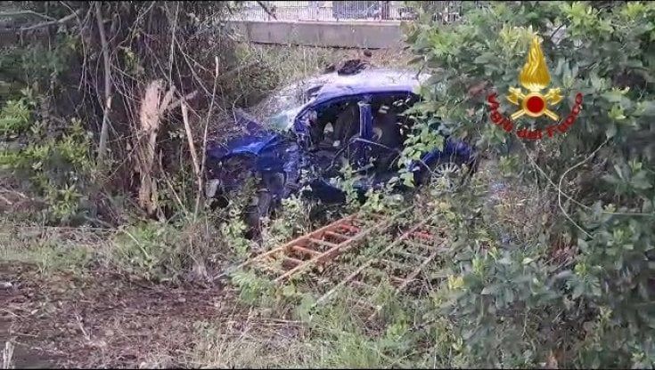 Anzola, all'alba l'auto finisce fuori strada: feriti un uomo e due ragazzini