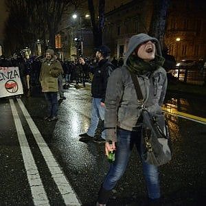 Renzi: "Da licenziare quell'insegnante che ha augurato la morte a un poliziotto" 