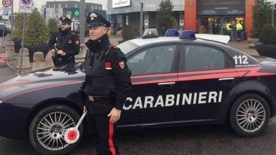 Già denunciato per violazione del decreto coronavirus, esce di nuovo per rapinare il Pam: arrestato