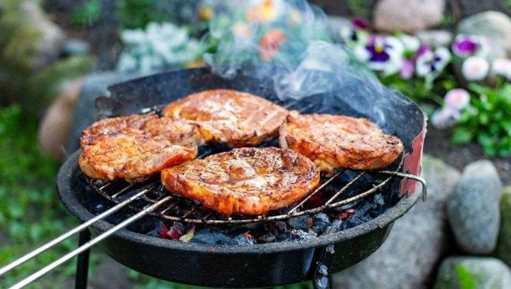 La prima regola del barbecue: "Niente buchi sulle salsicce". Le lezioni di 'Grigliare duro' che trasformano una passione in religione