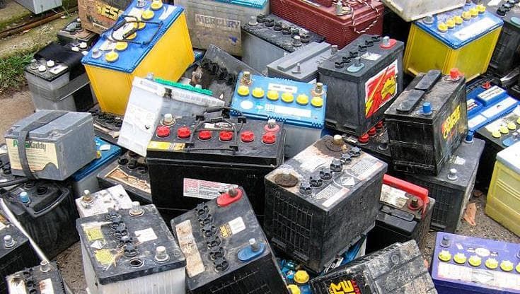 Un po’ di sole, acido di batteria esausta e rifiuti plastici per produrre idrogeno green