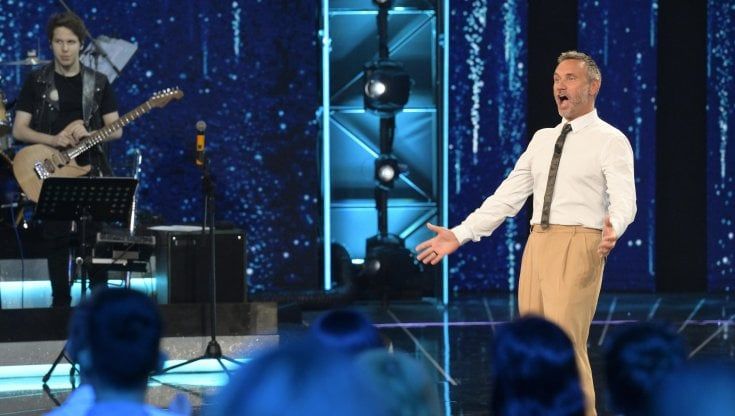 'Dalla strada al palco', la stella Nek al discount dei talent show
