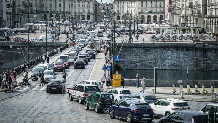 “L’ auto crea dipendenza. Difficile cambiare abitudini. Fluidificare il traffico? Inutile”