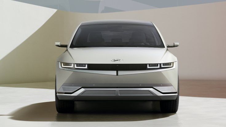 Ioniq 5, l'elettrica Hyundai rilancia: più autonomia e specchietti digitali