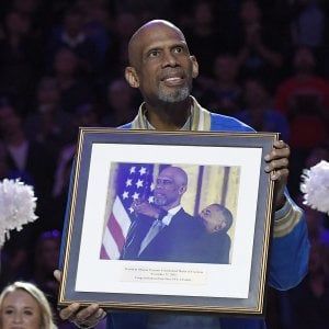 La lezione senza fine del gigante Jabbar: "Il mio basket jazz nato da una gomitata"