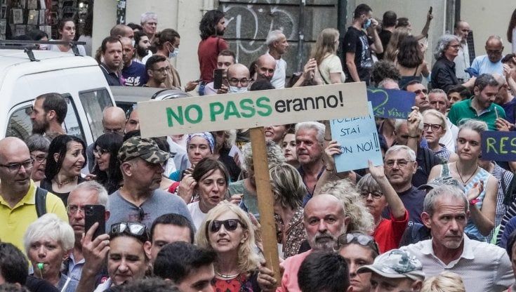 No Green Pass puntano al referendum: al via la raccolta firme 