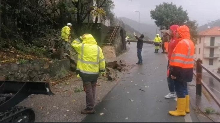 Maltempo, frana a Ne interrompe la strada, riaperta comunale di Bargone chiusa per frana