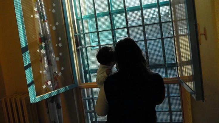 Bimbi in cella, il numero infame