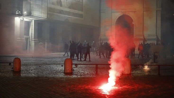 Cassonetti rovesciati e bombe carta: 16 denunciati per la guerriglia in piazza del Popolo a Roma