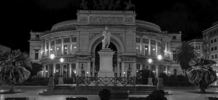 Notturno cittadino, le foto del silenzio nelle strade del lockdown 