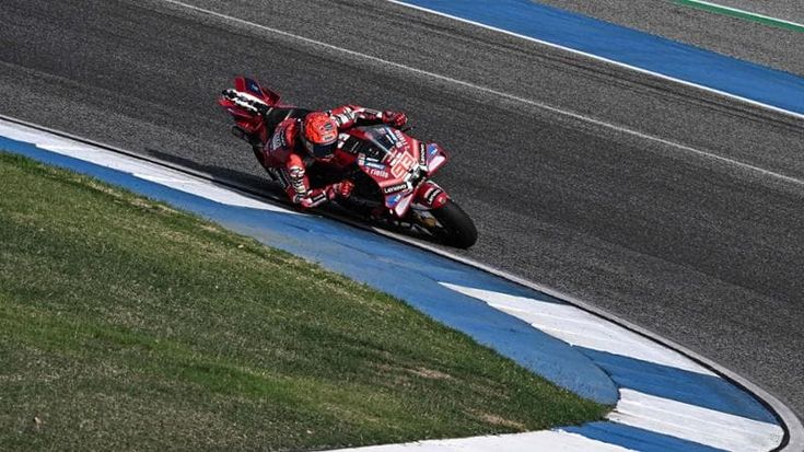 L’Aprilia avverte la Ducati: Bezzecchi è il più veloce. Marc Marquez cade tre volte
