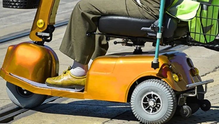 Disabile da sei mesi aspetta il sì dell'Asl di Torino per il cambio gomme allo scooter