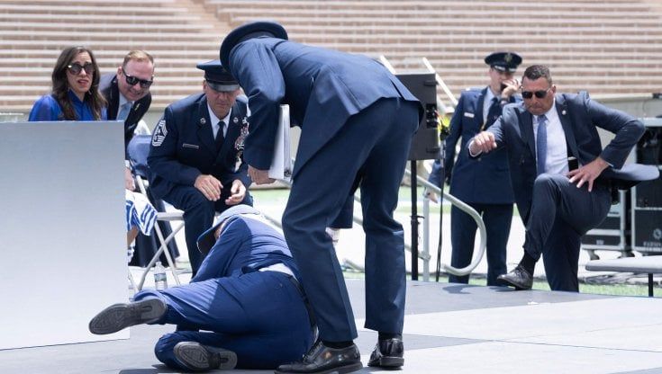 Biden cade consegnando diplomi ai cadetti dell'aeronautica. Si torna a speculare sulla sua età