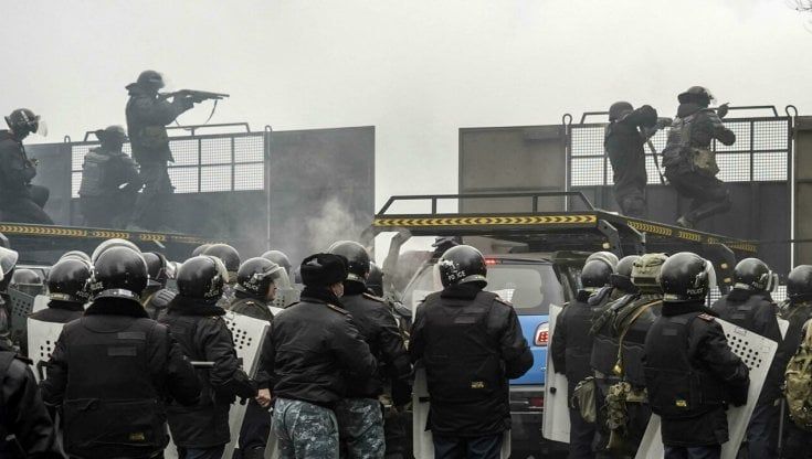 Nel Kazakistan in fiamme spunta la pista del golpe. Epurato il capo dei servizi