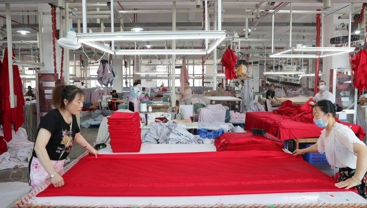 Cecina, il parroco dona alle aziende 30 mila euro di offerte dei fedeli    