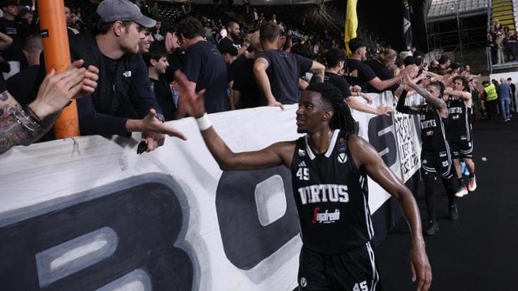 La Virtus asfalta Varese e resta al comando
