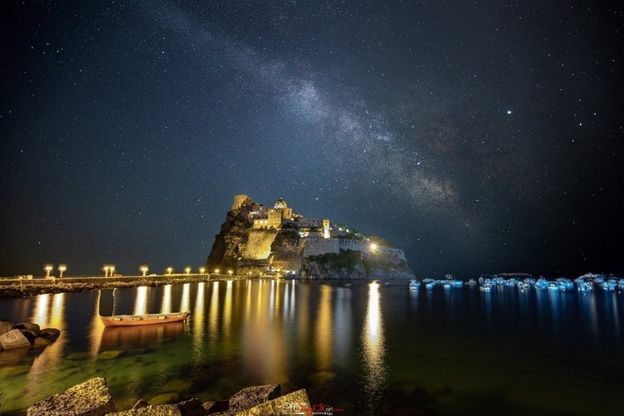 Ischia, il Castello e la via Lattea: lo scatto è magia