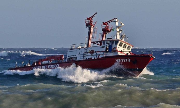 Mareggiata, la nave dei vigili del fuoco in mezzo alle onde