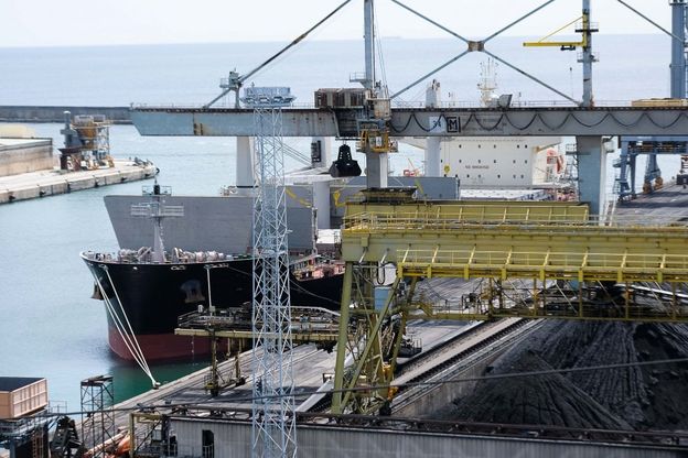 L'ultimo carico di carbone nel porto di Genova
