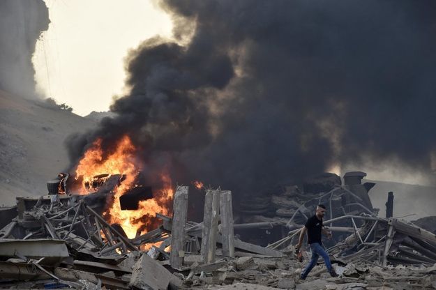 Beirut, morti e feriti per due forti esplosioni al porto: fiamme e fumo nella zona devastata  