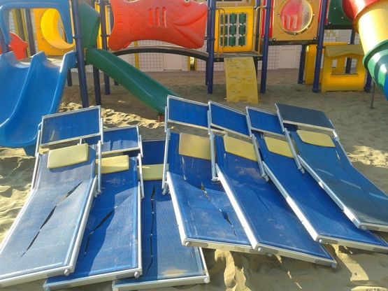Rimini, trova i lettini squartati in spiaggia. <br />Il titolare dello stabilimento: "Ritorsione"