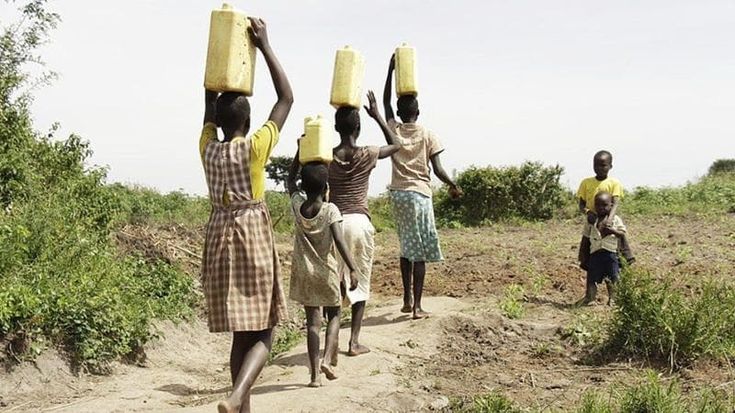 Acqua, sentire il peso delle taniche che donne e bambini portano a casa dai pozzi dopo km a piedi