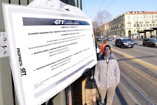 Sciopero dei mezzi pubblici<br />i pochi bus presi d'assalto