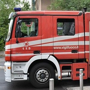 Rogo doloso in una scuola media, bruciano l'archivio e la palestra