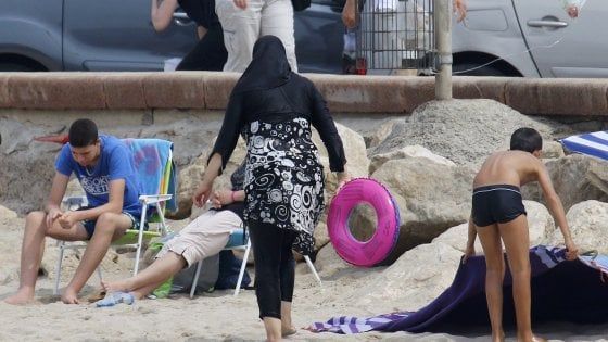 Francia, anche Valls contro il burkini. "Incompatibile con i nostri valori"