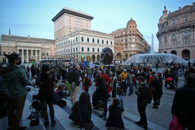 Covid: protesta a Genova contro Toti, Bucci, Azzolina: trecento in piazza De Ferrari 