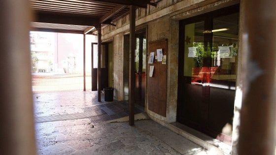 Roma, amianto alla scuola Crispi: rimandati a casa 700 alunni