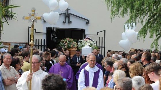 Tragedia del viadotto, a Pescara folla in lacrime ai funerali di Marina Angrilli e della figlia Ludovica