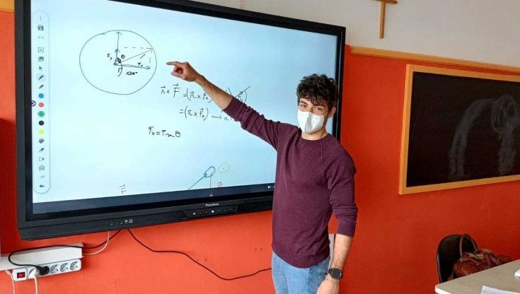 Lecce, a 23 anni si laurea in Fisica e il giorno dopo diventa docente in un liceo scientifico: "Nella vita bisogna provarci"