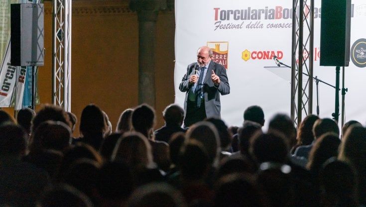 La lezione di Galimberti sulle emozioni affascina il pubblico a Torrechiara