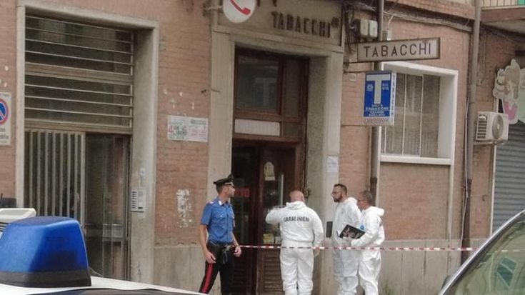 Tabaccaia uccisa a Foggia, fermato il 43enne rintracciato nella notte a Napoli: aveva già ricevuto un decreto di espulsione