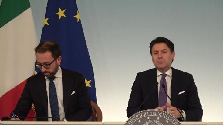 Gli italiani non vogliono la crisi. Cresce Conte, a picco i 5S