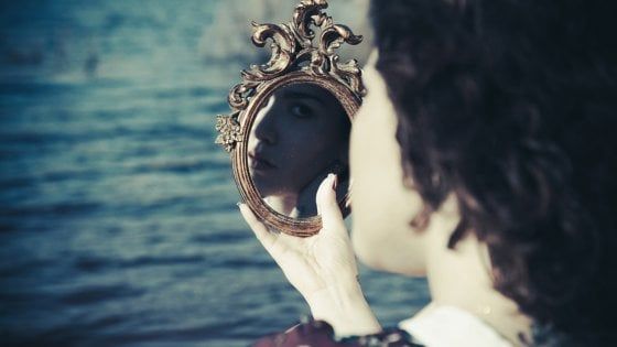 Dismorfofobia, vedersi così brutti da sentirsi male