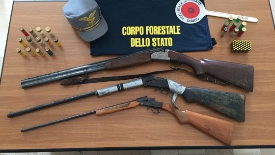 Foggia, fucili nascosti tra i cespugli nel Parco del Gargano: denunciati due bracconieri