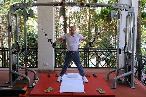 Russia, Medvedev da Putin: palestra e barbecue a due per la colazione di lavoro